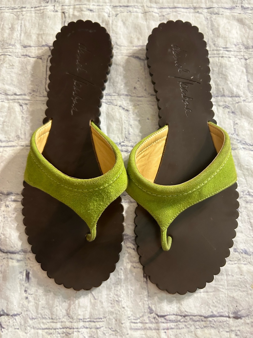 DANIEL BARBARA LIME GREEN SUEDE THONG SANDALS DARK BROWN SCALLOPED FOOTBED 8.5M